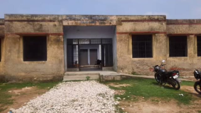 कठेला ग्रांट गांव में 12 वर्ष पहले बना राजकीय उच्चतर मध्यमिक विद्यालय भवन बदहाल ।