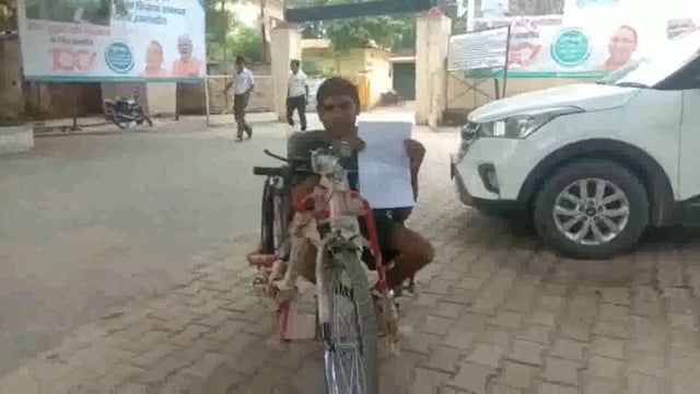 मिर्ज़ापुर : दिव्यांग बनारसी जिला अधिकारी को ज्ञापन सौंपकर जमीन पट्टा दिलाने की मांग की है