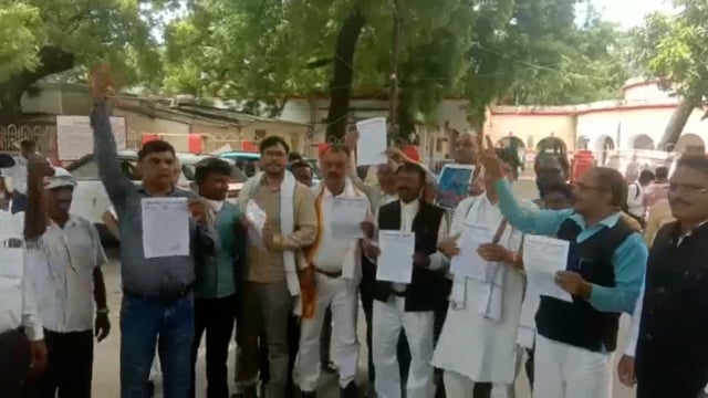 मिर्ज़ापुर डाक्यूमेंट्री 'काली' के विरोध में जिला मुख्यालय पर किया गया विरोध प्रदर्शन

