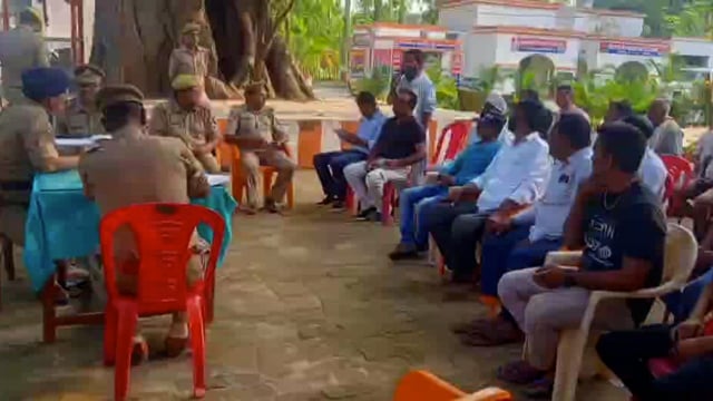 खुले में ना करे कुर्बानी त्रिलोकपुर थाना परिसर में शांति समिति की बैठक में सीओ अजय कुमार श्रीवास्तव ।