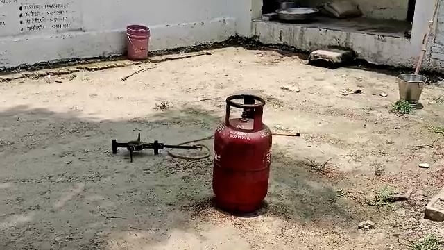 रामसनेही घाट: विद्यालय प्रबंधन की लापरवाही से मिड डे मील का खाना बनाते समय सिलेंडर में लगी आग, मचा हड़कंप