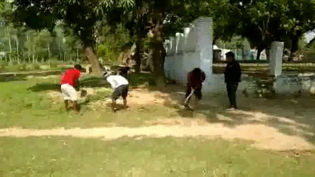 ईद उल अजहा से पूर्व ईदगाह ईदगाह जाने वाली रोड पर सफाई कर्मचारियों द्वारा चलाया गया सफाई अभियान