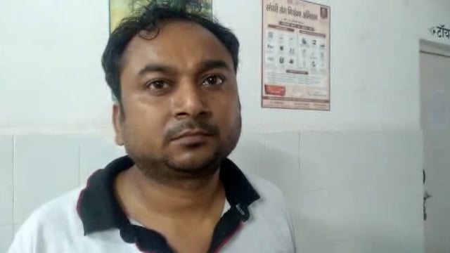 डॉक्टर एमपी राजपूत समथर के द्वारा उपचार कर रेफर किया