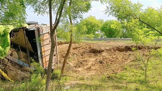 बलीपुर हाइवे पर अनियंत्रितहोकर आलू लड़ी ट्रक पलटी बाल बाल बचे चालक खलासी