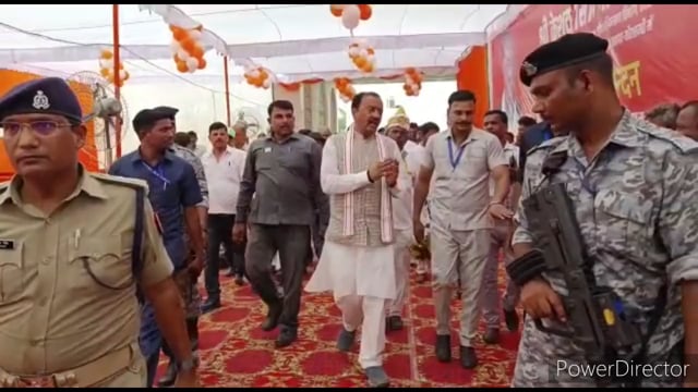 डिप्टी सीएम केशव प्रसाद मौर्य ने लाभार्थियों को वितरण किया ई रिक्शा