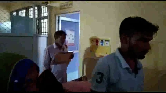 बिजलीकर्मी दुर्घटनाग्रस्त,अस्पताल में घंटों डाक्टर करते रहे इंतज़ार, परिजन गत्ते से हांकते पँखा

