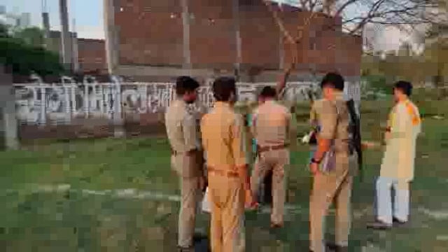 लालगंज थाना क्षेत्र के हाईवे के किनारे अधेड़ का शव बरामद पुलिस मामले की जांच में जुटी।