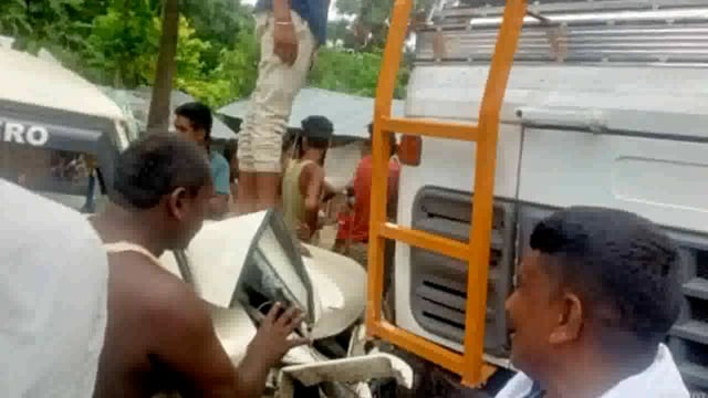 फलका बरेटा विजय टोला में बोलेरो और टेंक्लोरी के बीच भिड़ंत, जिसमें दो जख्मी
