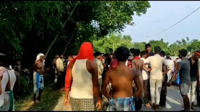 निसुन्दरा बंगाली टोला के समीप ट्रैकर व बाइक के बीच भिड़ंत में बाइक सवार दपंती घायल ,पत्नी की दर्दनाक मौत