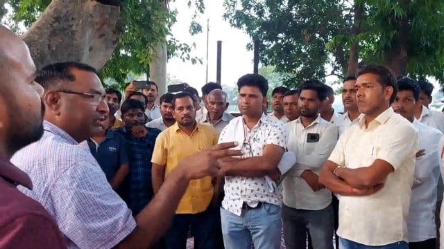 महमूदाबाद प्रधान संघ का धरना प्रदर्शन SDM, BDO, तहसीलदार के आश्वाशन पर समाप्त हुआ।