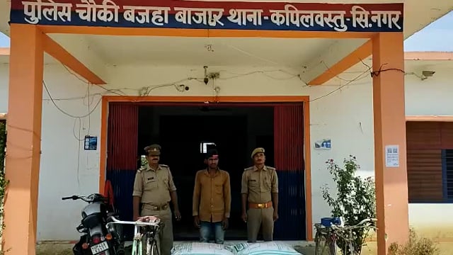 बजहा चौकी पुलिस ने रामपुर के पास प्रतिबंधित उर्वरक की तस्करी करते समय 1 तस्कर को किया गिरफ्तार 
