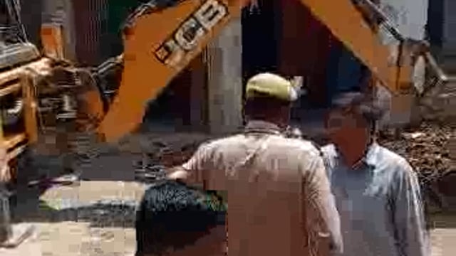 बगैर मुआवजा दिये बार्डर डबलबमेंट द्वारा गिराया जा रहा घर ग्रामीणों ने जिलाधिकारी को दिया ज्ञापन 