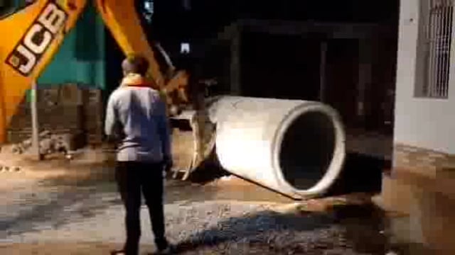 कोंच,मोहल्ले वासियों ने पालिका पर लगाया गुणवत्ता विहीन पुलिया निर्माण का आरोप