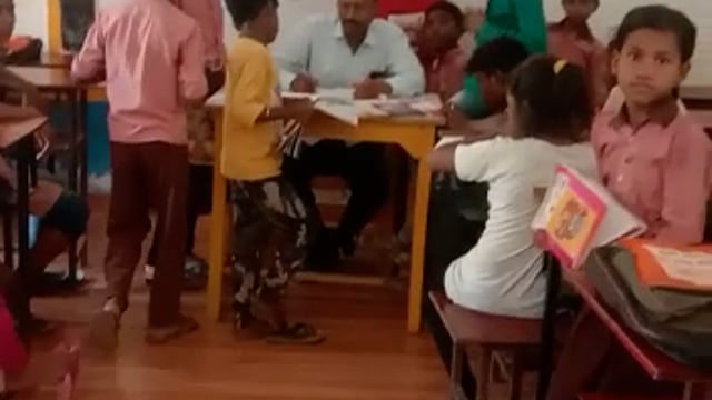 प्रतापगढ़ जिले के कुंडा तहसील के सहावपुर प्राथमिक विद्यालय में अध्यापक द्वारा बच्चों से पंखा एक्वाया जा रहा हैं