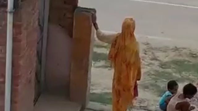 खोदायपुर में महिला की जमीन पर बने पिलर और बाउंड्री वाल को दबंगो ने जेसीबी से गिराया