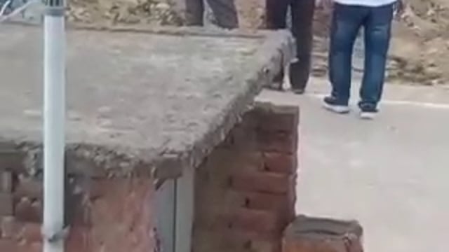 खोदायपुर में महिला की जमीन पर बने पिलर और बाउंड्री वाल को दबंगो ने जेसीबी से गिराया