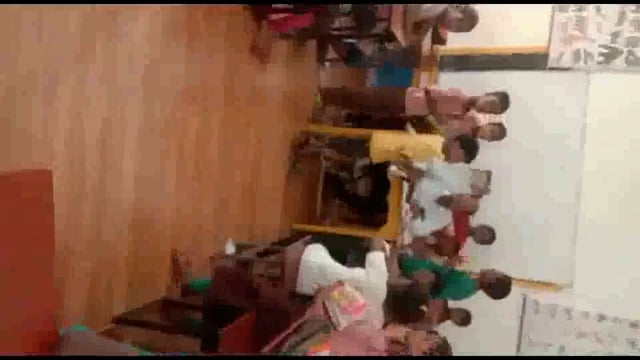 नवाब सहायक शिक्षक संजीव त्रिपाठी बच्चो से पँखा हंकवाते कैमरे में कैद,व0 पत्रकार से दिखाई दादागिरी,सुनाया तालिबानी फरमान