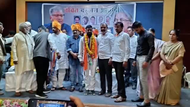 लातूर येथील ब्लड बँकेत उदगीरच्या कार्यकर्त्यांचा वंचित बहुजन आघाडीत जाहीर प्रवेश