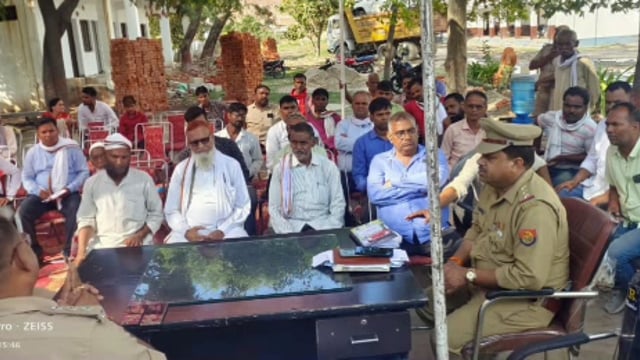 लालगंज कोतवाली परिसर में होने वाले आगामी त्योहारों को लेकर कराई गई पीस कमेटी की बैठक।