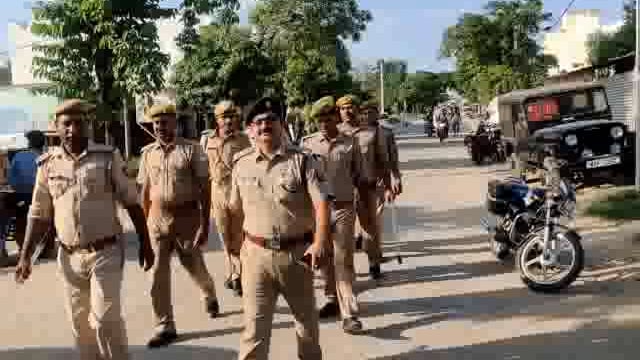 बकरीद पर्व को शांतिपूर्वक संपन्न कराए जाने के लिए त्रिलोकपुर पुलिस ने सोहना में किया पैदल गस्त CO डुमरियागंज रहे मौजूद