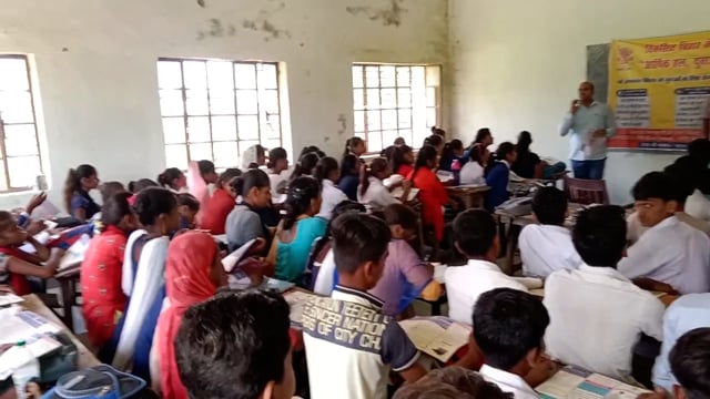 स्टूडेंट क्रेडिट कार्ड के बारे में कैंप का आयोजन किया गया विटा हाई स्कूल में