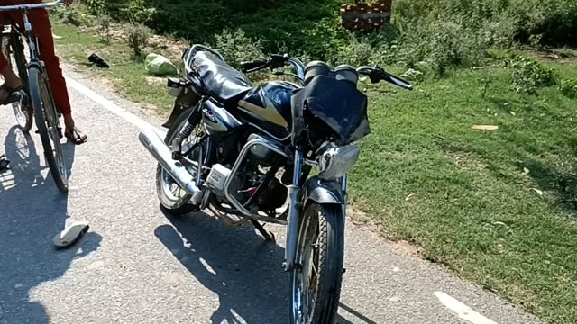 बाइक सवार को अज्ञात वाहन मारी ठोकर दो लोगों सहित एक महिला हुई घायल।