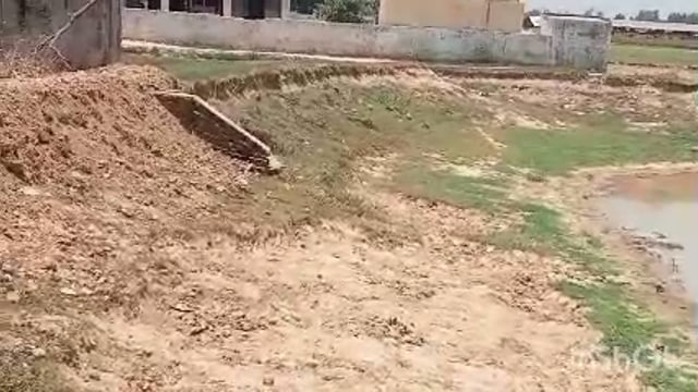 दबंग ने स्कूल के बगल स्थित तालाब को जेसीबी से खोदवाया, बच्चों के लिए बन सकता है तालाब मौत का देवता