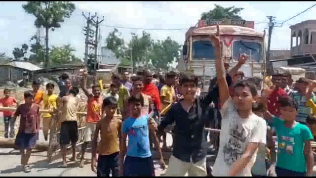 भंगहा में बिजली आपूर्ति को लेकर आक्रोशित ग्रामीणों ने तीन घंटे तक स्टेट हाइवे-77 किया जाम

