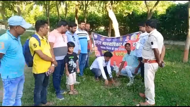 पर्यावरण को सुरक्षित रखने को लेकर राष्ट्रीय मानवाधिकार के द्वारा फलका थाना परिसर में किया गया वृक्षारोपण