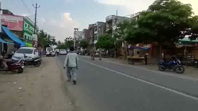 सिद्धार्थनगर जिले के कस्बे में आगामी त्यौहारों को लेकर पुलिस अधीक्षक के नेतृत्व में फ्लैग मार्च 