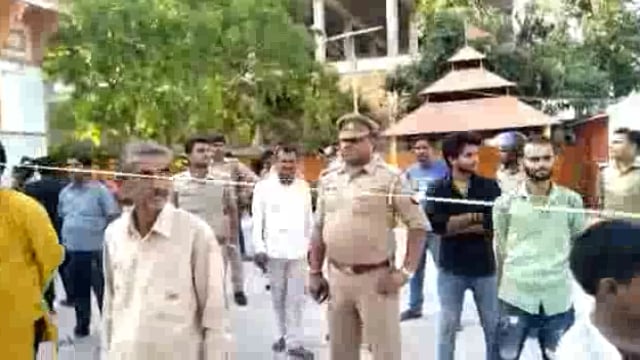 सिद्धार्थनगर जिले के शोहरतगढ मे हरी झण्डी दिखाकर रवाना किया गया ई रिक्शा 