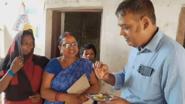 पताही प्रखंड विकास पदाधिकारी ऋतु रंजन कुमार ने आंगनबाड़ी पर बने पोषाहार का चखकर लिया स्वाद