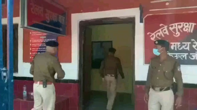 लखीसराय जिले के क्यूल जीआरपी ने विभूति एक्सप्रेस से भारी मात्रा में देसी शराब किया बरामद