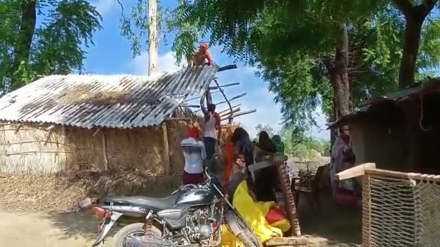 गरन उल्दा में बिना आदेश के ही ग्राम प्रधान ने तालाब पर बसे गरीब का गिरवाया आशियाना, एसडीएम से हुई शिकायत