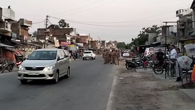 वजीरगंज थाना अध्यक्ष के नेतृत्व में पुलिस ने पैदल गस्त कर कानून व्यवस्था मजबूत करने का दिया संदेश 