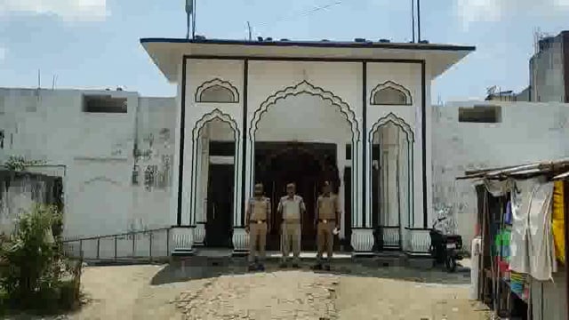 इटवा में जुमा कि नामज और आगामी बकरीद पर्व को लेकर मस्जिदों के सामने सुरक्षा के कड़े इंतजाम ।