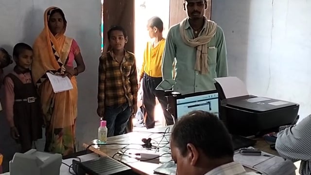 वजीरगंज केंद्रीय विद्यालय पर बेसिक शिक्षा विभाग ने कैंप लगाकर नामांकित छात्र छात्राओं का आधार कार्ड बनाया 