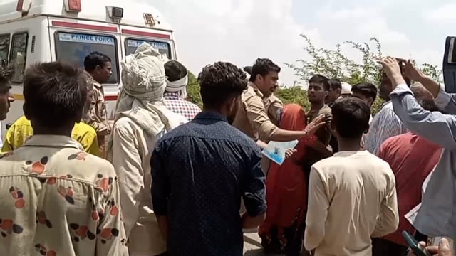 माट क्षेत्र मे यमुना एक्सप्रेसवे सर्विस रोड पर हुई दुर्घटना में एक घंटा बाद सब निकाले जाने पर आक्रोश