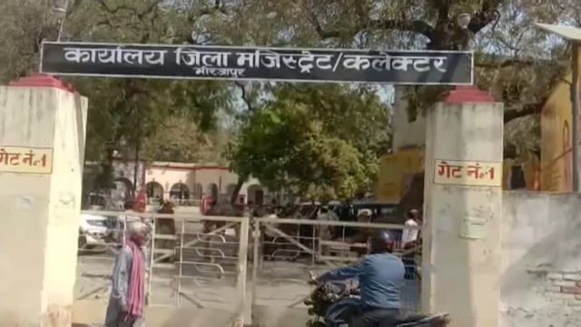 मिर्ज़ापुर : मछली मरते वक्त गंगा नदी में मिला भगवान शंकर व पार्वती की मूर्ति