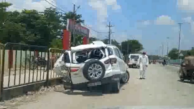 कार व ट्रक की भिड़ंत में दो की मौत तीन गंभीर रूप से घायल ट्रामा सेंटर रेफर इलाज जारी