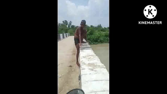 शारदा सहायक समांतर नहर में नहर के पुल से छलांग लगाते हुए छोटे बच्चों का वीडियो हुआ वायरल कोई  भी बड़ा हादसा हो सकता है 