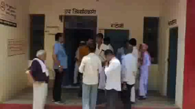 जालौन:कोंच,कांग्रेसियों ने बदहाल बिजली व्यवस्था व सड़क को लेकर एस डी एम को सौपा ज्ञापन