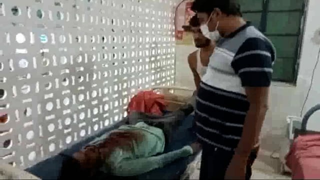 कुशमाहा गांव में आपसी रंजिश में हुए मारपीट में पिता पुत्र गंभीर रूप से जख्मी एक रेफर