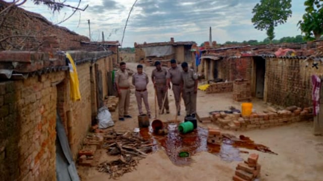 चुनार मिर्ज़ापुर: आबकारी विभाग ने ईट भट्टे पर लहन नष्ट किया