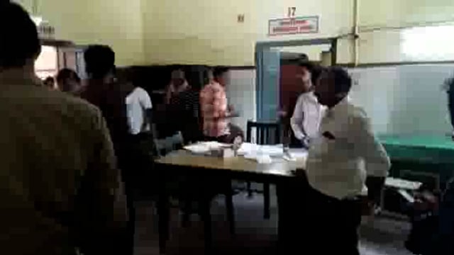 लालगंज थाना क्षेत्र में तेज रफ्तार ट्रक ने सड़क किनारे खड़े 2 शिक्षकों को मारी टक्कर गंभीर रूप से घायल.