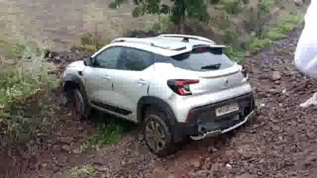 करडखेल पाटीजवळ कार व दोन मोटारसायकलचा तिहेरी अपघात,एक जण जागीच ठार