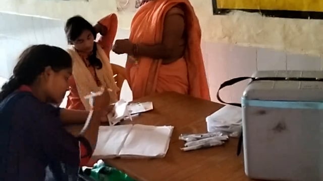 वजीरगंज सामुदायिक स्वास्थ्य केंद्र पर स्वास्थ्य विभाग ने कैंप लगाकर 30 लोगों को लगाई कोरोना वैक्सीन 