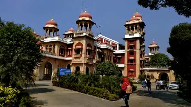 फीस वृद्धि को लेकर छात्र वीसी कार्यालय को घेरा