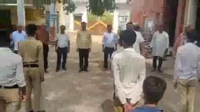 कोंच,जापान के पूर्व प्रधानमंत्री शिंजो आबे के निधन पर विद्यालय में आयोजित की गई शोकसभा शिक्षक एवं छात्र छात्राओं ने दी श