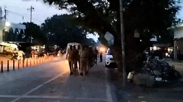 वजीरगंज भगोहर में थाना अध्यक्ष के नेतृत्व में पुलिस ने पैदल गस्त कर कानून व्यवस्था मजबूत करने का दिया संदेश 